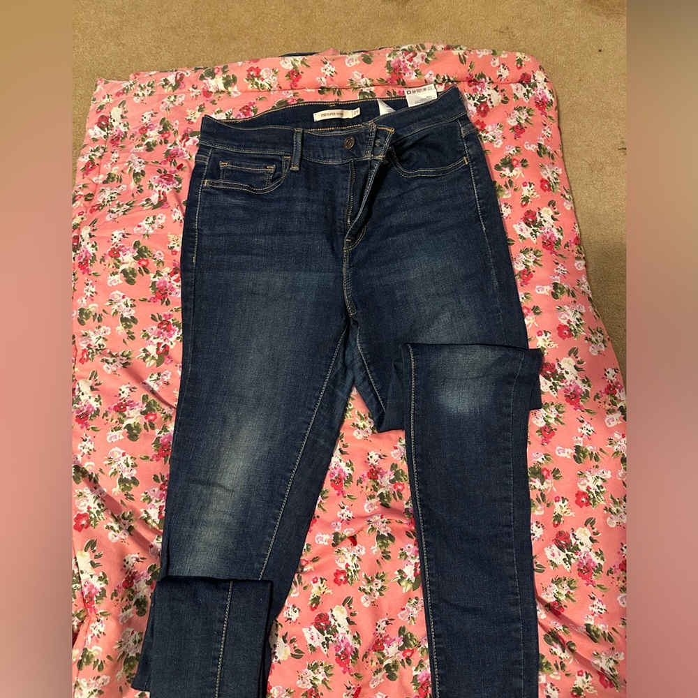 710 W29 L30 SUPER SKINNY LEVI JEANS.